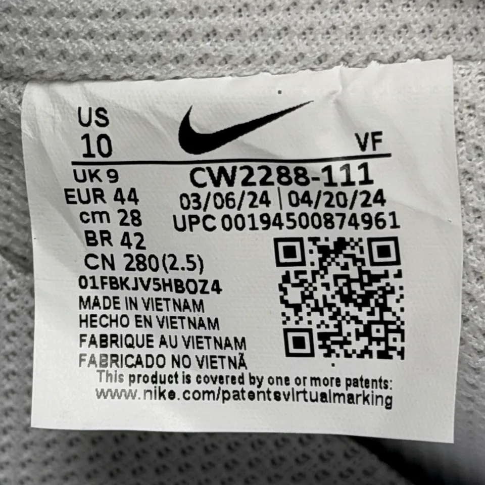 Внутренняя бирка белой пары: US 10, UK 9, EUR 44, CM 28, артикул CW2288-111, производство Вьетнам